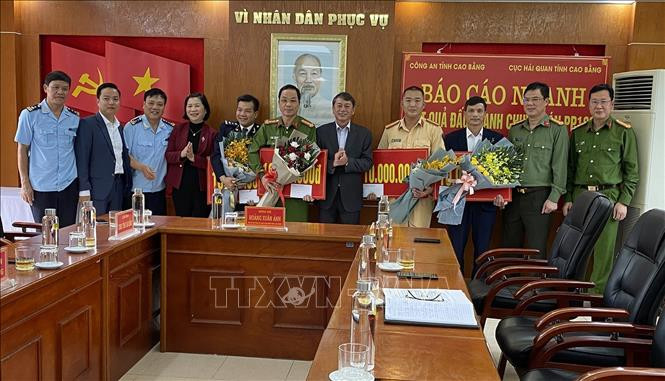Ông Hoàng Xuân Ánh, Phó Bí thư tỉnh ủy, Chủ tịch UBND tỉnh Cao Bằng chúc mừng các lực lượng phá án. Ảnh: TTXVN phát