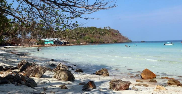 Quần đảo Nam Du, huyện Kiên Hải, tỉnh Kiên Giang gồm 21 hòn đảo lớn, nhỏ thuộc 2 xã Nam Du và An Sơn đang thu hút nhiều du khách tìm đến thưởng ngoạn. Sức hấp dẫn của quần đảo này mang vẻ đẹp “sơn thủy hữu tình". Ảnh: Lê Huy Hải - TTXVN
