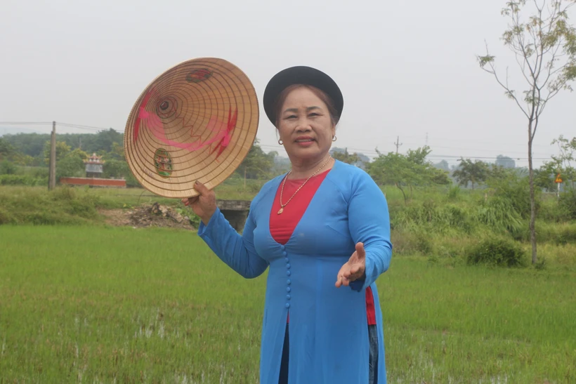 Nghệ nhân ưu tú Nguyễn Thị Tâm hát dân ca ví, giặm. Ảnh: Bích Huệ - TTXVN