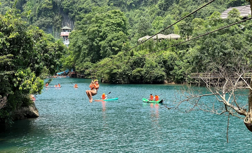Du khách thích thú trải nghiệm nhiều trò chơi tại các điểm du lịch ở Phong Nha – Kẻ Bàng (Quảng Bình). Ảnh: Võ Dung - TTXVN