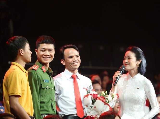 Thầy giáo Hoàng Đức Mạnh - Trường THCS Lê Thanh ( huyện Mỹ Đức, Hà Nội) (thứ 2 từ phải sang) giao lưu với các học trò tại chương trình. Ảnh: Hoàng Hiếu - TTXVN