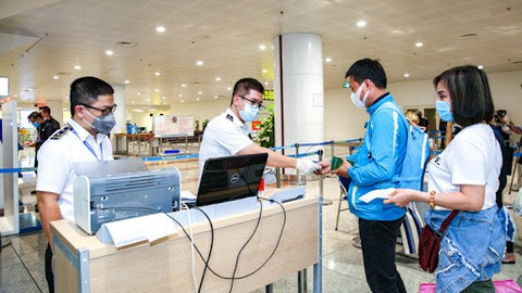 Dịch COVID-19: Việt Nam ghi nhận 16 ca mắc COVID-19 mới được cách ly ngay sau khi nhập cảnh