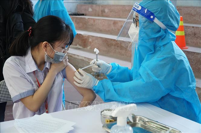 Sớm được tiêm vaccine là tấm lá chắn an toàn để học sinh yên tâm học tập khi đến trường. Ảnh: Bích Huệ - TTXVN