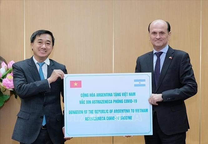 Bộ Y tế tiếp nhận 500.000 liều vaccine phòng COVID-19 do Achentina trao tặng