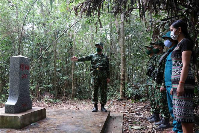 Cán bộ, chiến sĩ Đồn Biên phòng Hương Nguyên (huyện A Lưới, tỉnh Thừa Thiên – Huế) giới thiệu về lịch sử quá trình xây dựng cột mốc quốc giới 670. Ảnh: Đỗ Trưởng - TTXVN