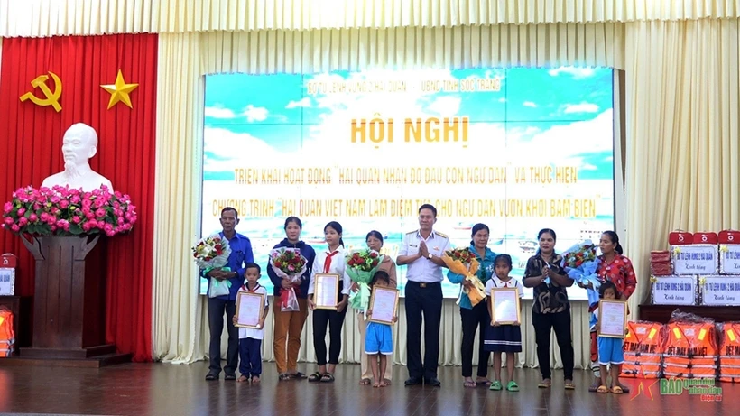 Bộ Tư lệnh Vùng 2 Hải quân nhận đỡ đầu con của ngư dân tỉnh Sóc Trăng 