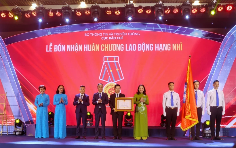 Phó Chủ tịch nước Võ Thị Ánh Xuân trao Huân chương Lao động hạng Nhì cho đại diện Cục Báo chí. Ảnh: Tuấn Đức - TTXVN