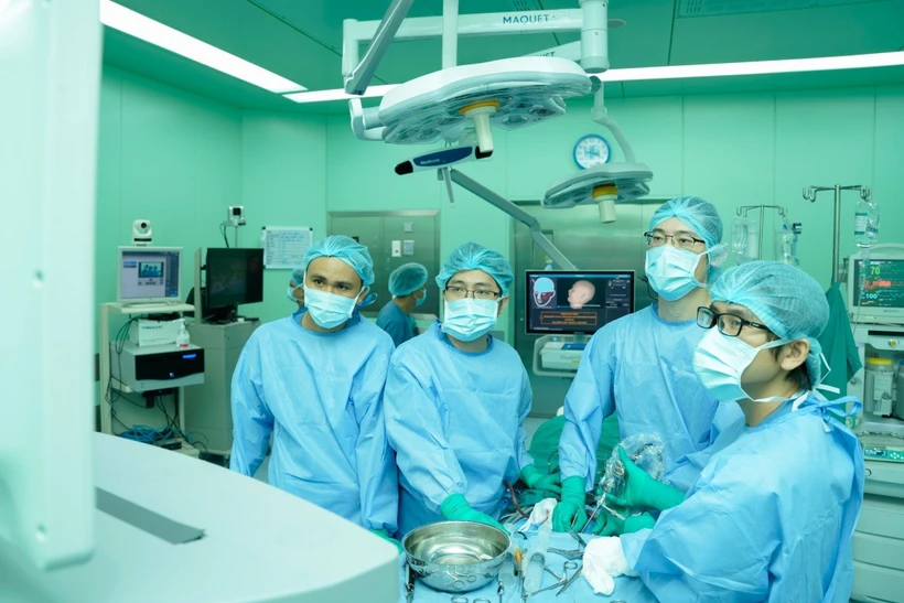 Các bác sĩ Bệnh viện Đại học Y dược Thành phố Hồ Chí Minh kết hợp nội soi và vi phẫu phẫu thuật cho bệnh nhân u sàn sọ phức tạp. Ảnh: TTXVN phát