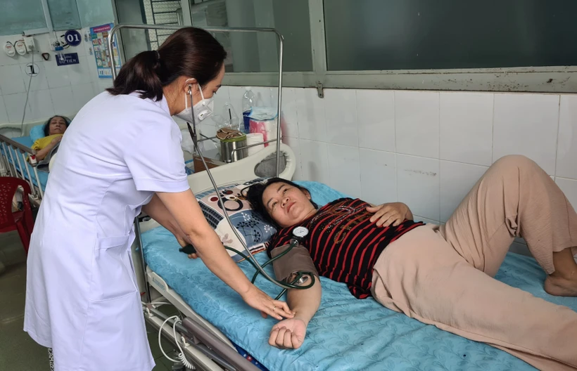 Gia Lai: Để "giữ chân" nhân viên y tế công lập