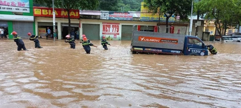 Sơn La huy động lực lượng xung kích địa phương hướng dẫn giao thông, giúp các hộ bị ngập sâu sơ tán