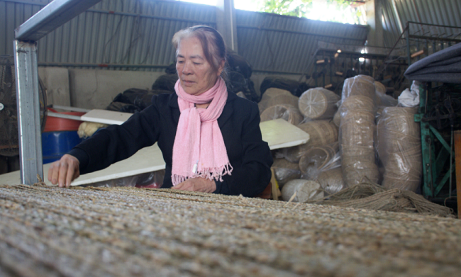 Nghệ nhân Trần Thị Việt "giữ lửa" cho nghề cói Nga Sơn