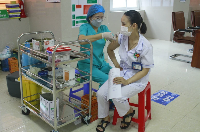 Cả nước có 932 ca mắc COVID-19 mới, Bộ Y tế điểm tên các tỉnh chậm tiêm vaccine mũi 3 và 4