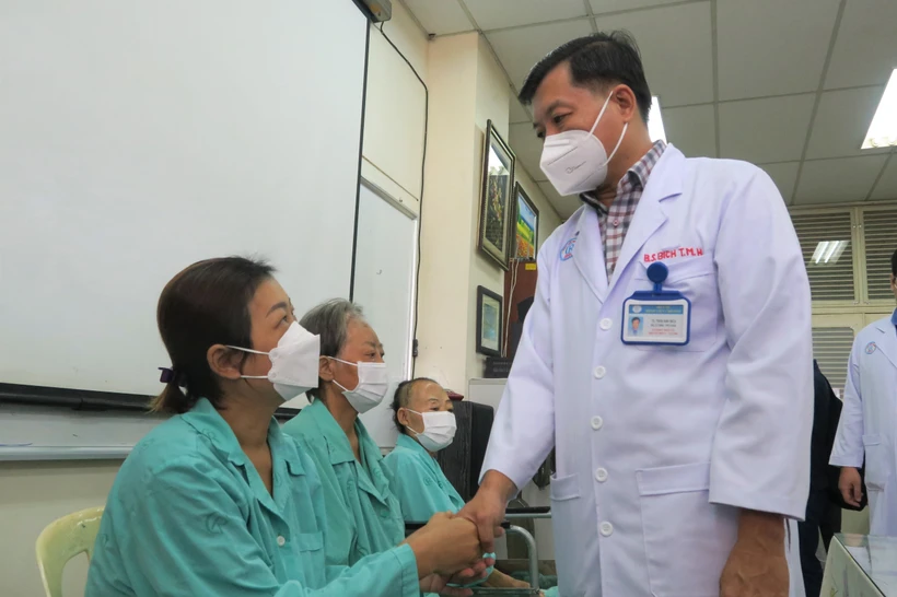 Dịch COVID-19: Bộ Y tế yêu cầu tìm nguyên nhân bệnh hoại tử xương hàm