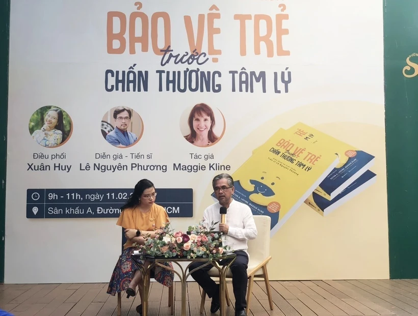 Tiến sĩ Lê Nguyên Phương, người hiệu đính cuốn sách, chia sẻ về vấn đề chấn thương tâm lý ở trẻ. Ảnh: Thu Hoài - TTXVN