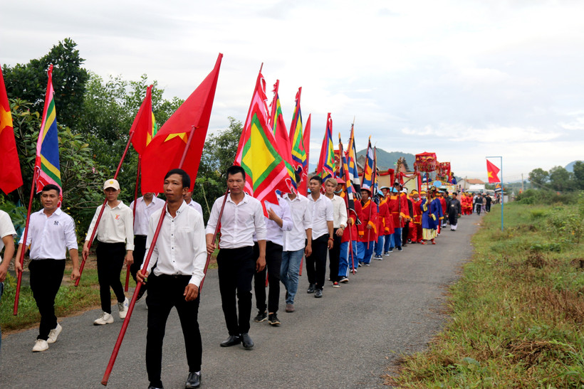 Lễ nghinh thần, rước sắc phong từ Mộ Thầy về Dinh Thầy Thím tại xã Tân Tiến, thị xã La Gi (Bình Thuận). Ảnh: Nguyễn Thanh - TTXVN