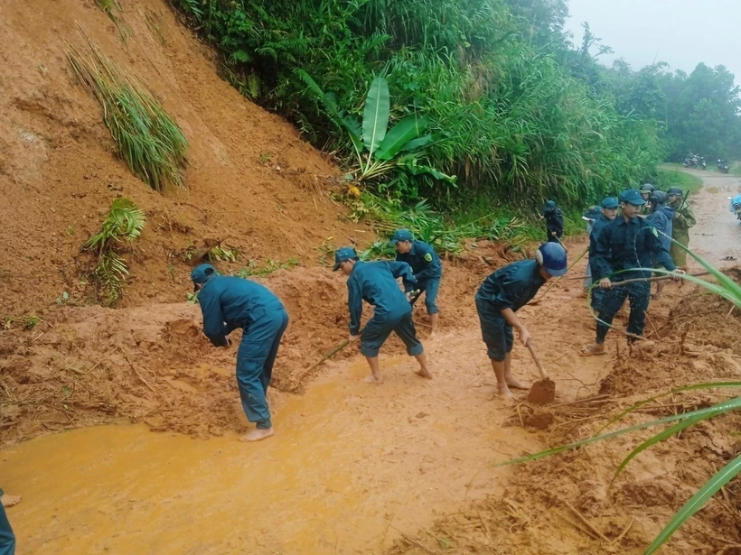 Lực lượng tại chỗ, lực lượng xung kích dọn dẹp bùn đá bị sạt lở trên các tuyến đường liên xã Trà Tập - Trà Cang, đường liên xã Trà Dơn – Trà Vân đi khu dân cư Măng Lùng, huyện Nam Trà My, tỉnh Quảng Nam. Ảnh: Đoàn Hữu Trung