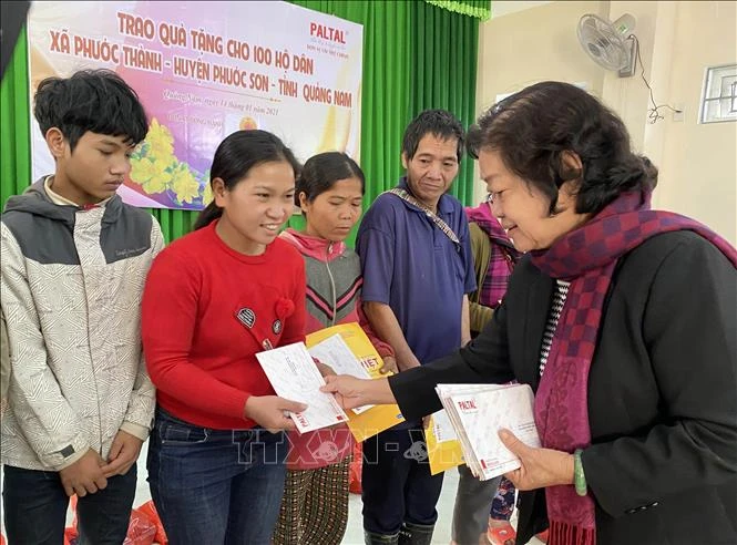 Bà Trương Mỹ Hoa, nguyên Bí thư Trung ương Đảng, nguyên Phó Chủ tịch nước; Chủ tịch Quỹ học bổng Vừ A Dính tặng quà cho người dân bị thiệt hại do bão lũ. Ảnh: Trần Tĩnh - TTXVN