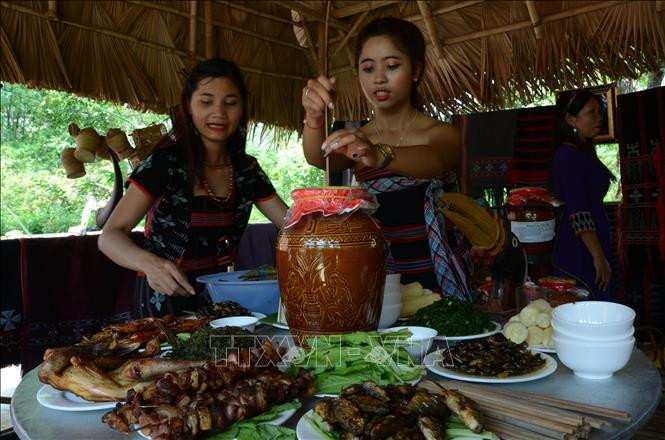  Các cô gái Cơ Tu chuẩn bị mâm ẩm thực truyền thống. Ảnh: Quốc Dũng - TTXVN