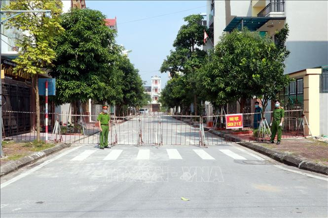 Chốt kiểm soát dịch COVID-19 tại đường Lê Tiến Phục và đường Sơn Nam, phường Lộc Hạ, thành phố Nam Định sau khi tại đây ghi nhận các ca mắc mới. Ảnh: Nguyễn Lành - TTXVN
