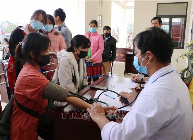 Khám sàng lọc trước khi tiêm vaccine ngừa COVID-19 cho người dân xã Tà Tổng (Mường Tè, Lai Châu). Ảnh: Việt Hoàng - TTXVN