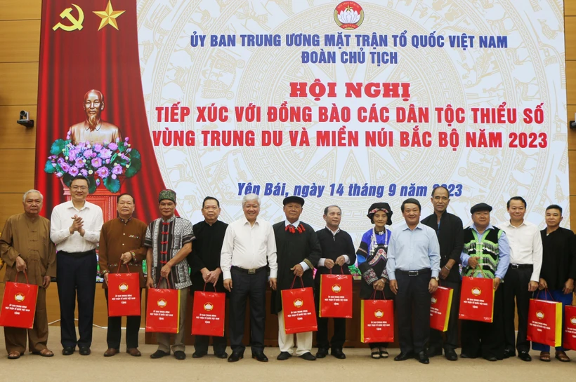 Ủy ban Trung ương MTTQ Việt Nam và Tỉnh ủy Yên Bái tặng quà người dân tộc thiểu số có uy tín, tiêu biểu tham dự tại Hội nghị. Ảnh: Tuấn Anh - TTXVN