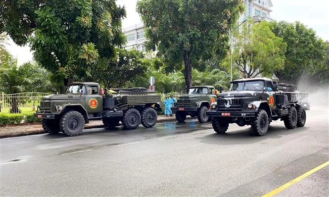 Lực lượng hóa học Quân khu 7 tiến hành phun xịt thuốc khử trùng toàn bộ khu vực Khu chế xuất Tân Thuận, Quận 7 (Tp. Hồ Chí Minh). Ảnh: TTXVN 