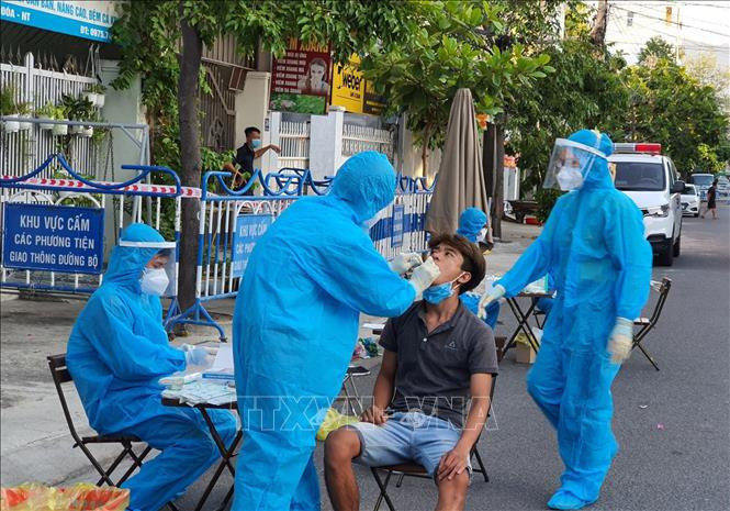 Cán bộ y tế của Trung tâm Kiểm soát Bệnh tật tỉnh Khánh Hòa lấy mẫu xét nghiệm PCR trong khu phong tỏa tạm thời trên địa bàn thành phố Nha Trang. Ảnh: TTXVN 
