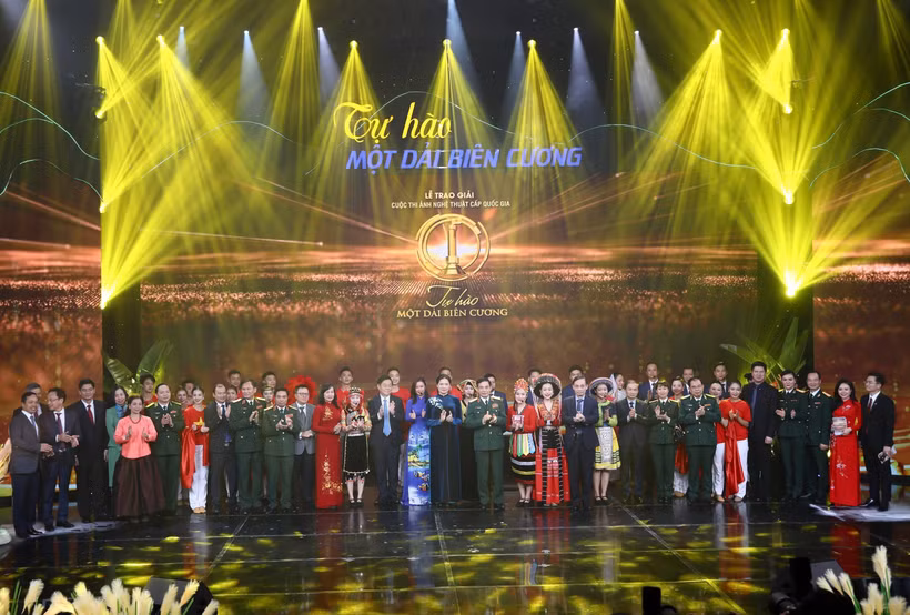 Trao giải Cuộc thi và triển lãm ảnh nghệ thuật cấp quốc gia “Tự hào một dải biên cương”