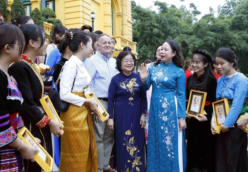 Phó Chủ tịch nước Võ Thị Ánh Xuân với các đại biểu. Ảnh: An Đăng - TTXVN