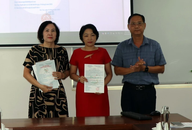 Cấp Giấy chứng nhận quyền sử dụng chỉ dẫn địa lý “Ngọc Linh” cho sản phẩm sâm củ cho Công ty Cổ phần sâm Ngọc Linh Kon Tum và Công ty Cổ phần sâm Ngọc Linh Tu Mơ Rông Kon Tum. Ảnh: Cao Nguyên - TTXVN