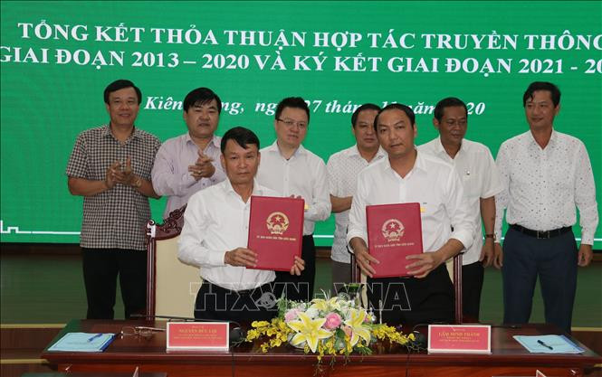 Đồng chí Nguyễn Đức Lợi, Tổng Giám đốc Thông tấn xã Việt Nam và ông Lâm Minh Thành, Chủ tịch UBND tỉnh Kiên Giang ký thỏa thuận hợp tác truyền thông giữa TTXVN và UBND tỉnh Kiên Giang giai đoạn 2020-2025. Ảnh: Lê Sen - TTXVN