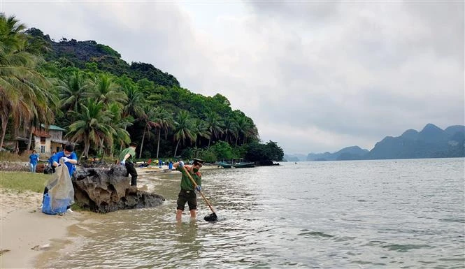 Đoàn viên liên chi đoàn tham gia làm sạch rác trên đảo Lờm Bò thuộc vịnh Hạ Long. Ảnh: Thanh Vân-TTXVN 