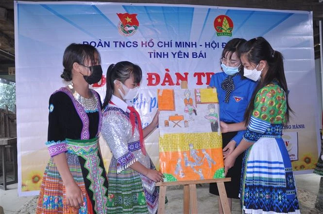 Các em được tham gia vẽ tranh theo chủ đề hạnh phúc của trẻ em tại Ngày hội. Ảnh: Tuấn Anh - TTXVN 