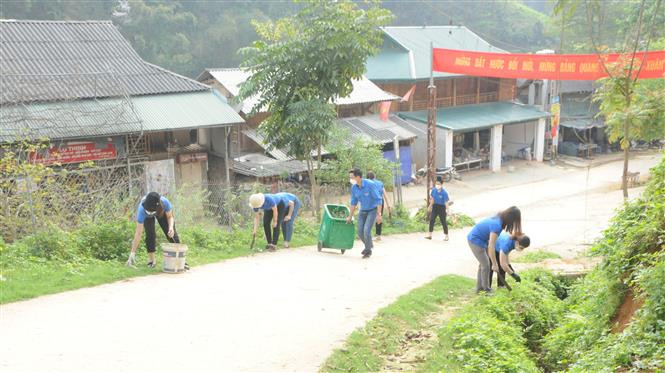 Đoàn viên thanh niên Cụm Thi đua số 2 (Huyện đoàn Thuận Châu, Sơn La) thu gom rác thải nhựa tại xã Chiềng Bôm. Ảnh: Quang Quyết-TTXVN 