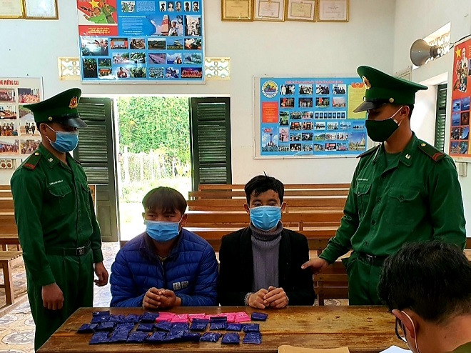 Hai đối tượng Ly A Mua và Ly A Vự cùng tang vật. Ảnh: thuonghieucongluan.com.vn