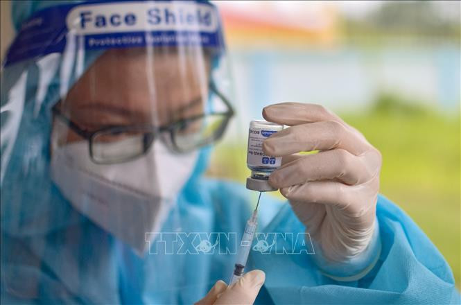 Bến Tre triển khai tiêm vac xin mũi 3 cho người dân. Ảnh: Huỳnh Phúc Hậu - TTXVN