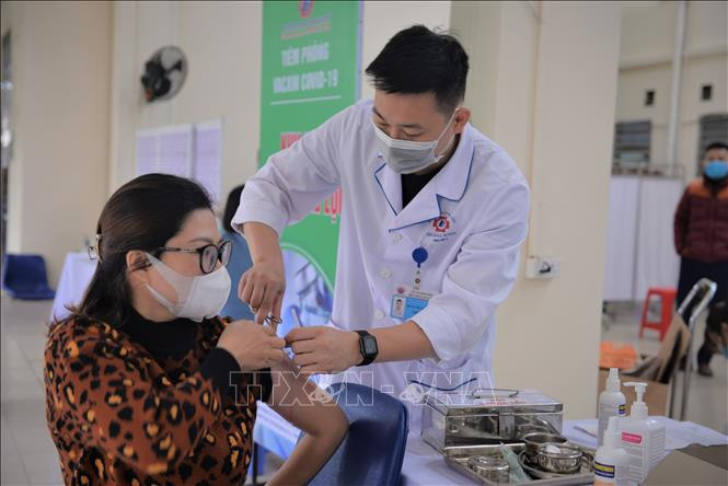 Tiêm vaccine phòng COVID-19 liều bổ sung, liều nhắc lại cho người dân. Ảnh: Thanh Vân - TTXVN