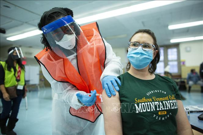 Các nhà khoa học khuyến cáo không tiêm mũi tăng cường vaccine ngừa COVID-19 quá sớm