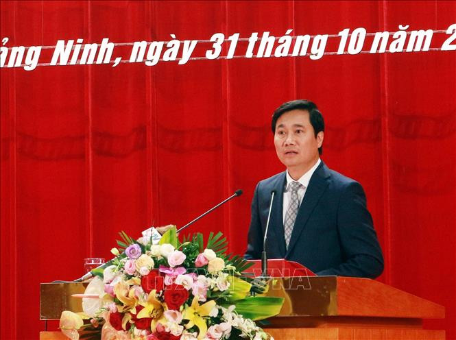 Ông Nguyễn Tường Văn, Chủ tịch UBND tỉnh Quảng Ninh nhiệm kỳ 2016 - 2021 phát biểu nhận nhiệm vụ. Ảnh: Đức Hiếu - TTXVN