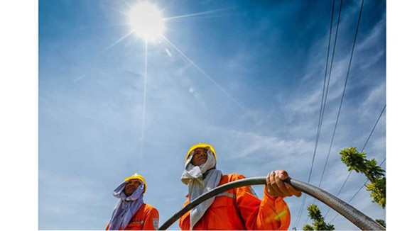 Đề phòng sốc nhiệt vì nắng nóng, cẩn trọng với tác hại của tia cực tím
