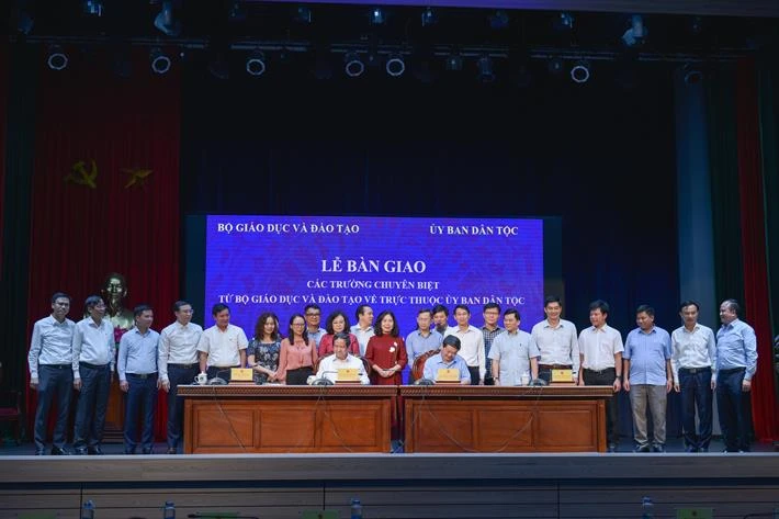 Bộ Giáo dục và Đào tạo bàn giao 5 trường trực thuộc về Ủy ban Dân tộc