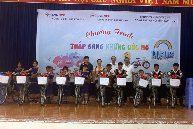Mang niềm vui đến cho trẻ em mồ côi, khuyết tật tại Kon Tum
