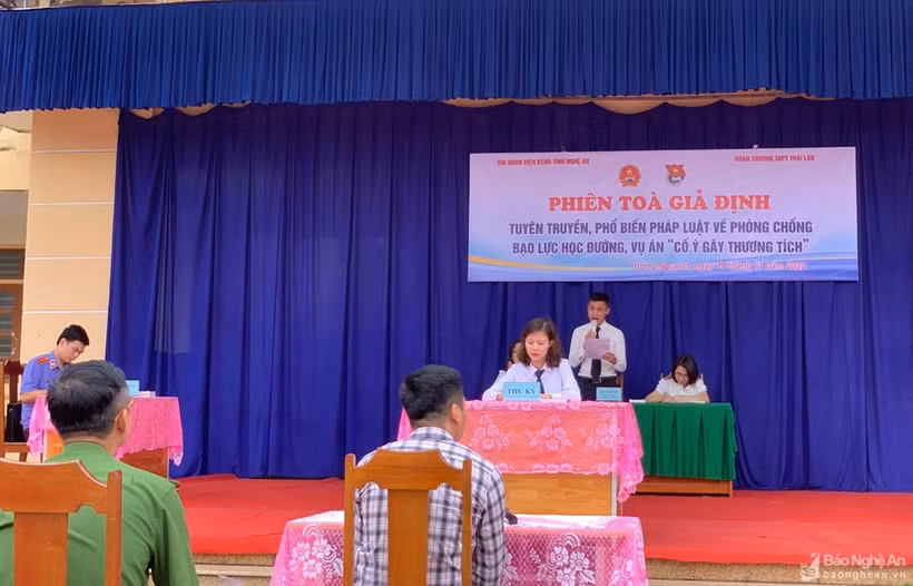 Phiên tòa giả định về tuyên truyền, phổ biến pháp luật phòng chống bạo lực học đường ở Trường THPT Thái Lão. Ảnh: baonghean.vn
