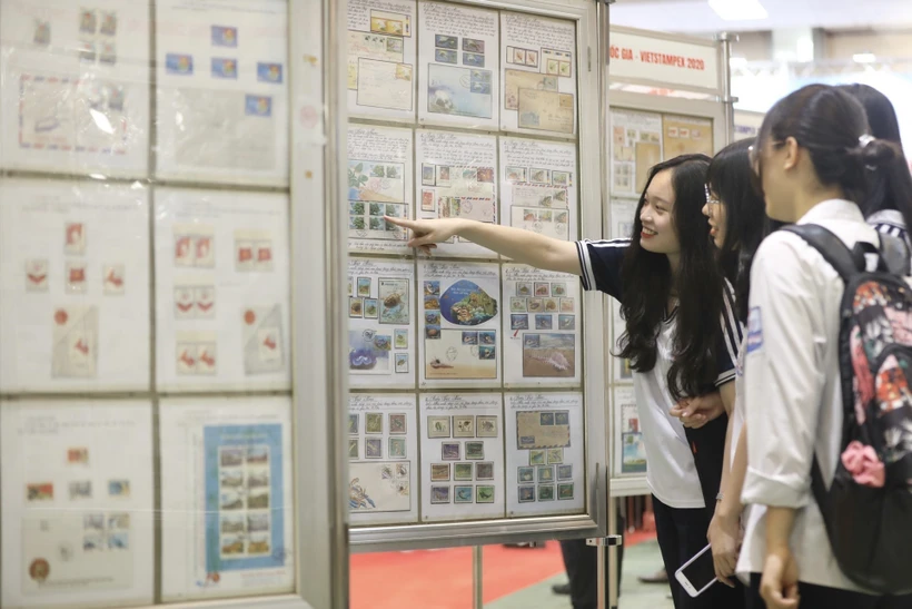 Khách tham quan triển lãm tem bưu chính quốc gia Vietstampex 2022. Ảnh: Minh Quyết – TTXVN