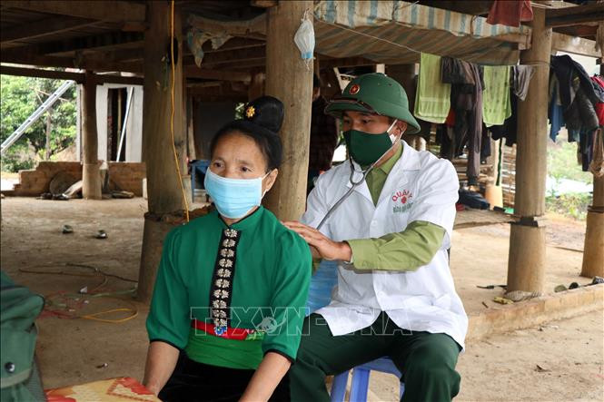 Cán bộ quân y Đồn Biên phòng Mường Cai, Bộ Chỉ huy Bộ đội Biên phòng Sơn La cấp khám bệnh cho người dân vùng biên huyện Sông Mã. Ảnh: Hữu Quyết - TTXVN