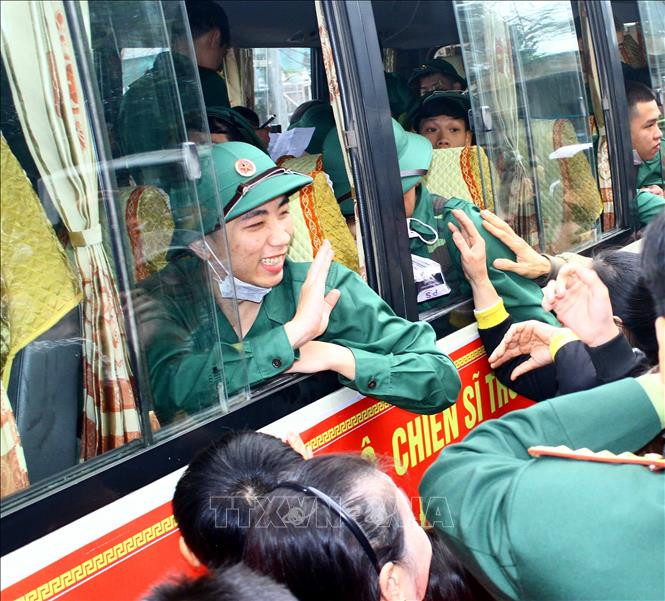 Các tân binh thành phố Vinh, Nghệ An chia tay người thân trước khi lên đường nhập ngũ. Ảnh: Tá Chuyên - TTXVN