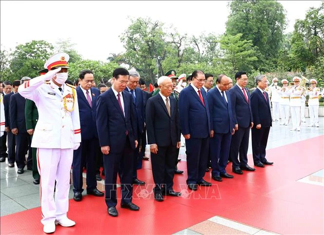 Kỷ niệm 132 năm Ngày sinh Chủ tịch Hồ Chí Minh: Lãnh đạo Đảng, Nhà nước vào Lăng viếng Bác