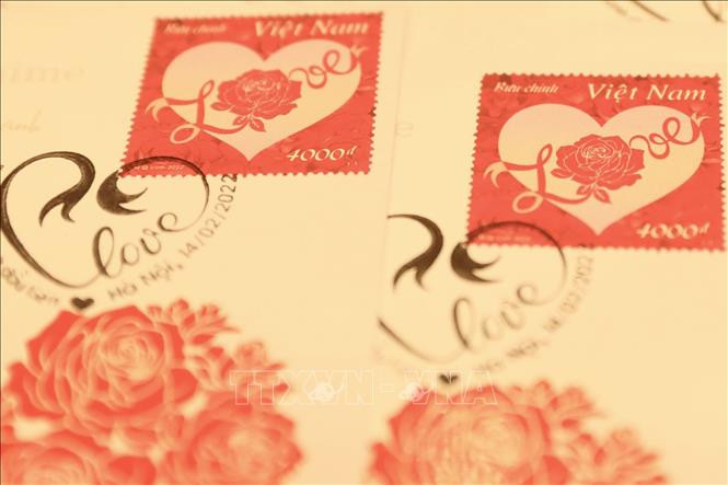 Với phong cách tạo hình cô đọng, hiện đại, bộ tem thể hiện giai đoạn tuyệt vời nhất của tình yêu, khi mối quan hệ đã được kết nối, được thắt chặt yêu thương để cùng nhau xây dựng hạnh phúc. Ảnh: Minh Quyết – TTXVN