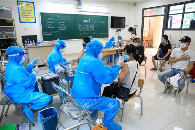 Xét nghiệm và tiêm diện rộng cho toàn bộ cư dân phường Ô Chợ Dừa, quận Đống Đa tại điểm tiêm trường Tiểu học Thịnh Hào. Ảnh: Thành Đạt - TTXVN