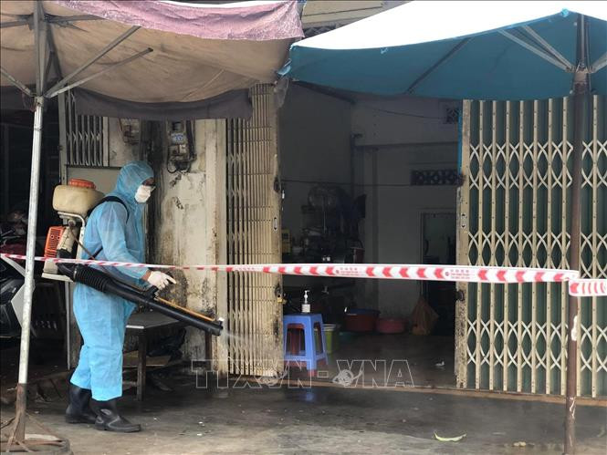 Lực lượng chức năng tỉnh Gia Lai tiến hành phun khử khuẩn các điểm liên quan đến các trường hợp dương tính với SARS-CoV-2. Ảnh: Quang Thái-TTXVN